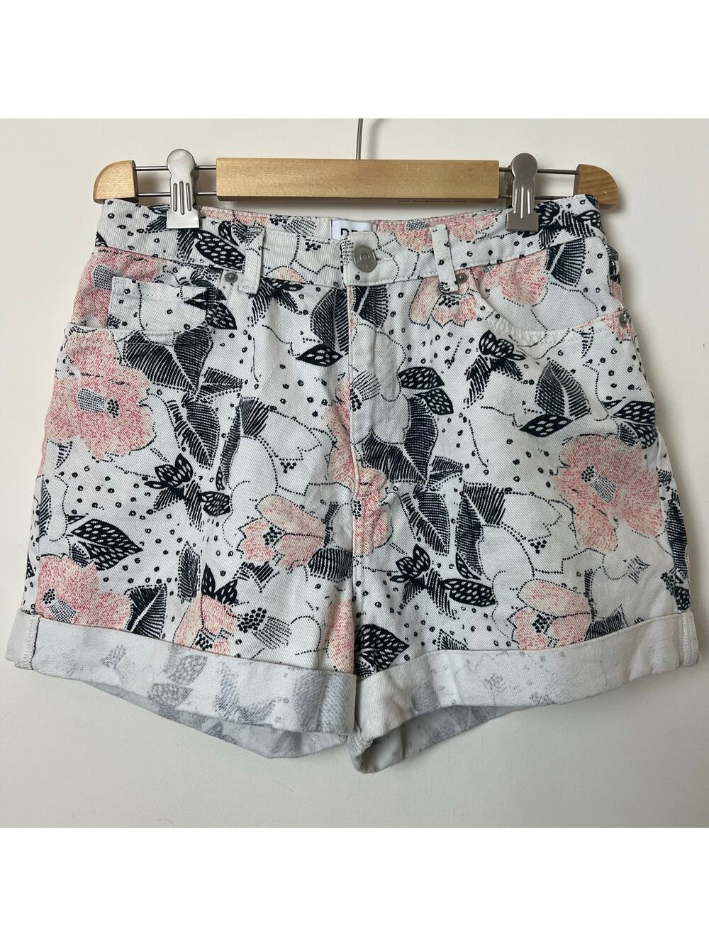Urban Outfitters BDG Off White Floral Print Cuffed Hem Mom Jean Denim Shorts W29